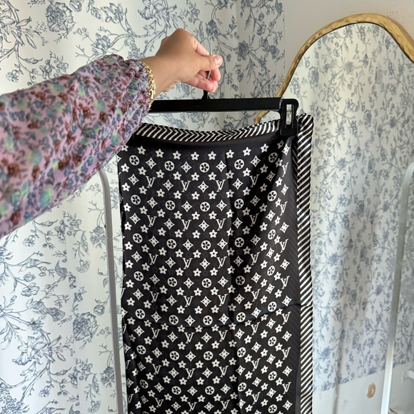 Luxury vibes black silky square scarf size 27x27 - Picture 2 of 4